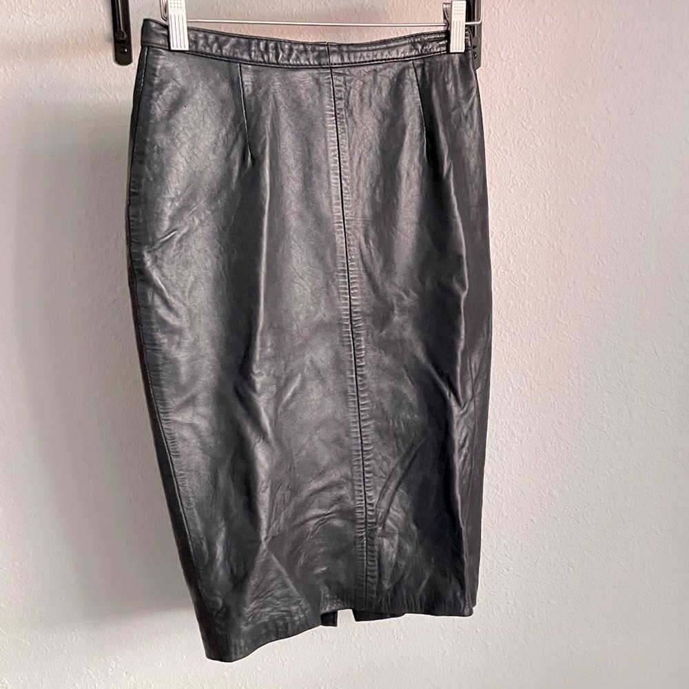 Genuine leather skirt size 7/8 vintage black